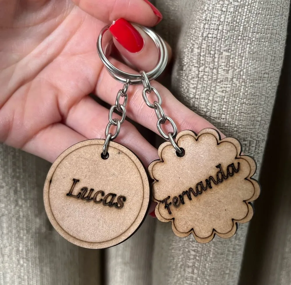 Chaveiros personalizados em madeira